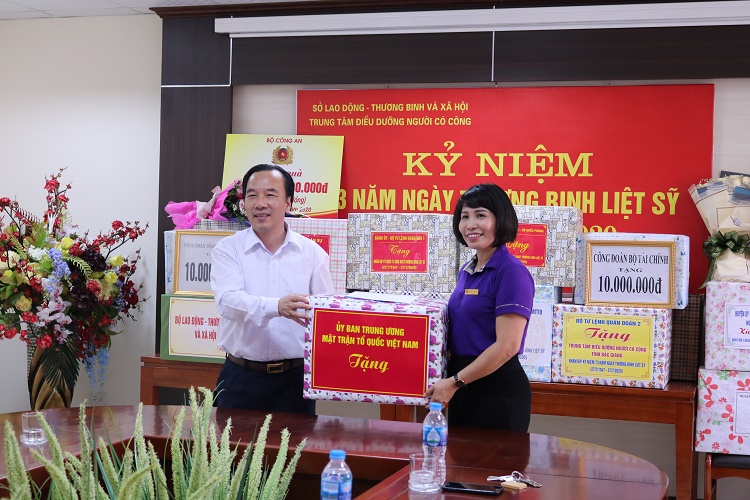 Lãnh đạo Ủy ban Trung ương MTTQ Việt Nam thăm tặng, quà Trung tâm điều dưỡng người có công tỉnh...